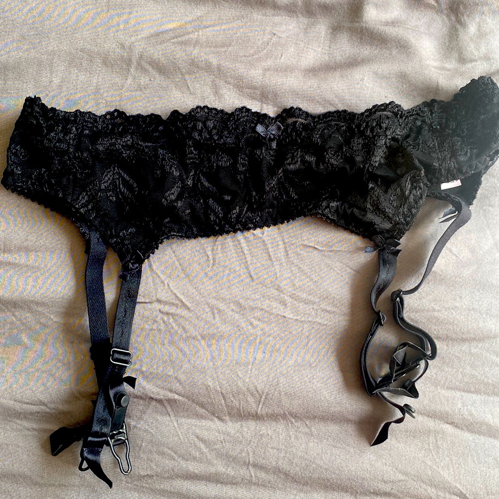 NWOT Garter Belt